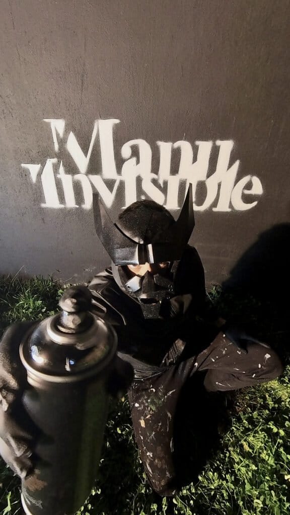 Manu Invisible e la sua iconica firma